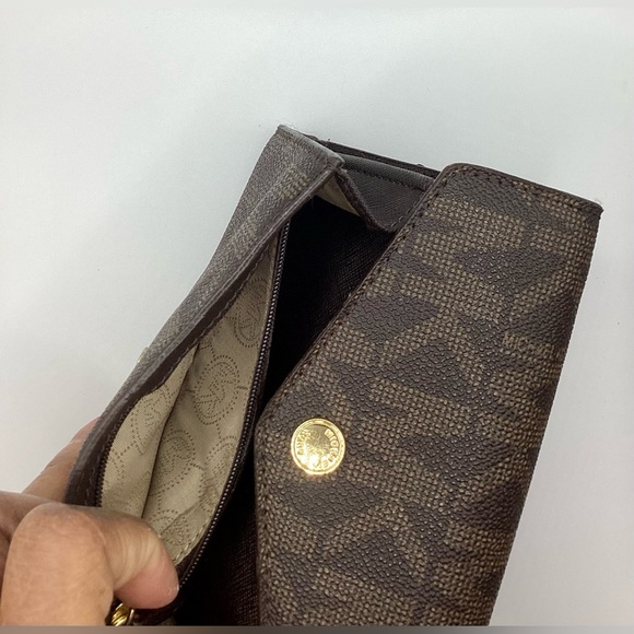 Michael Kors Wallet Converter - Picture 6 of 8